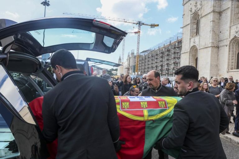 Com risos, lágrimas e Benfica, despedida de António Lobo Antunes foi ao pé de Camões