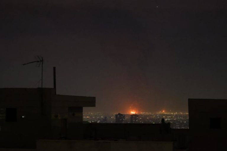 Depósitos e armazéns petrolíferos no Irão atacados durante a madrugada