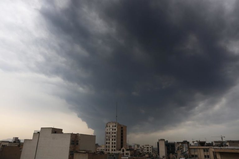 Irão raciona abastecimento de combustível após ataques