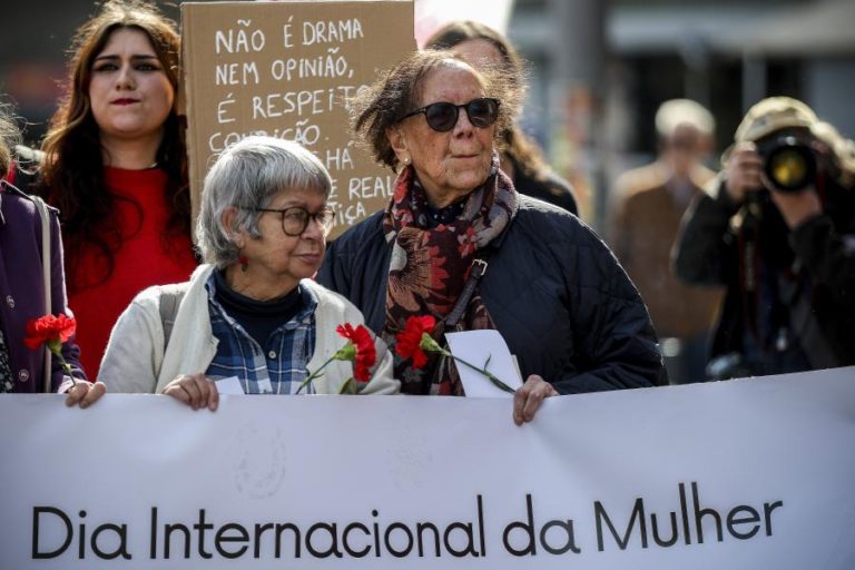 Millhares de pessoas descem baixa lisboeta no Dia Internacional da Mulher