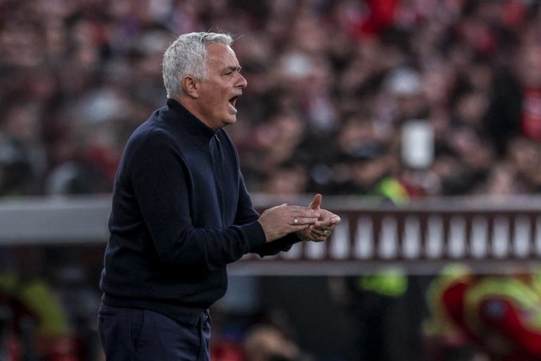 Mourinho pode estar no banco do Benfica após providência aceite pelo tribunal