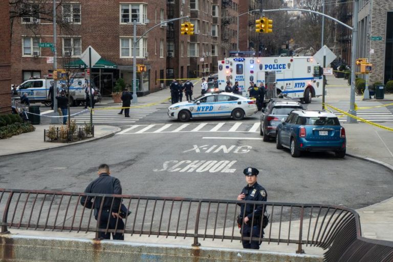 Homens que levaram explosivos para protesto em Nova Iorque disseram ter-se inspirado no EI