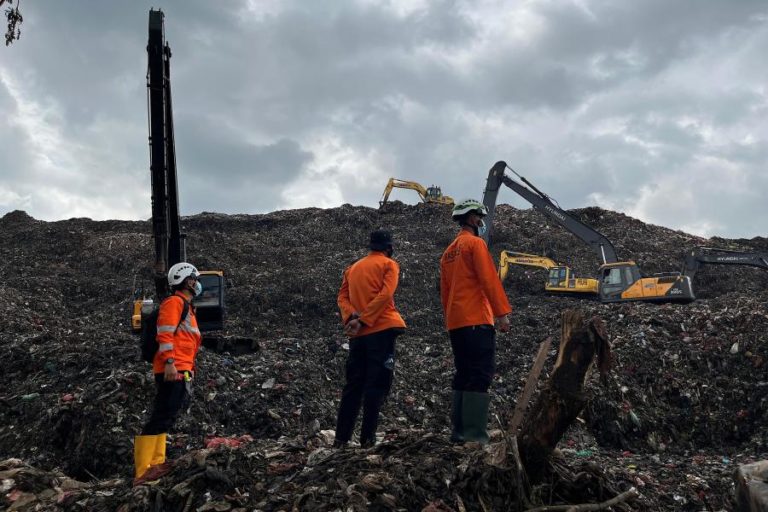 Deslizamento de lixo no maior aterro sanitário da Indonésia faz sete mortos