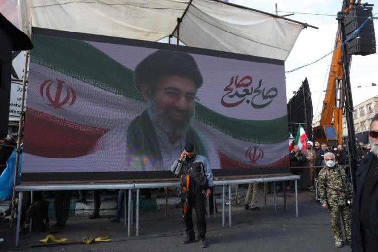 Milhares de iranianos saem às ruas para declarar lealdade a Mojtaba Khamenei