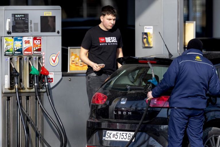 Petróleo Brent cai mais de 6% para 92 dólares por barril