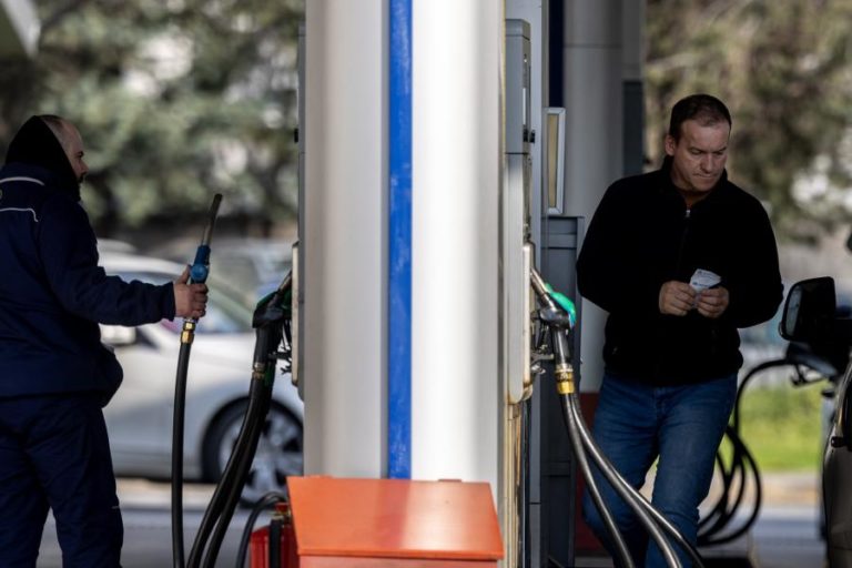 Preço do petróleo Brent mantém-se estável nos 88 dólares