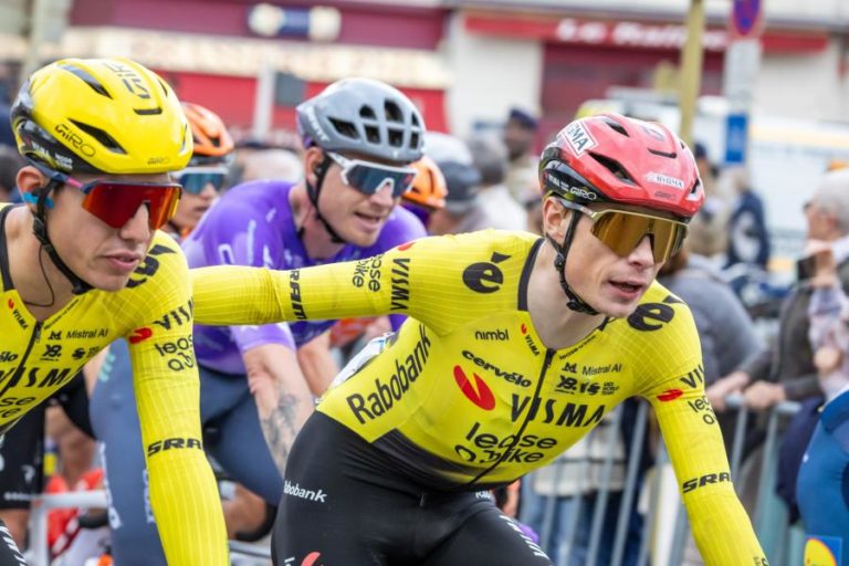 Vingegaard veste de amarelo no meio do caos da quarta etapa do Paris-Nice