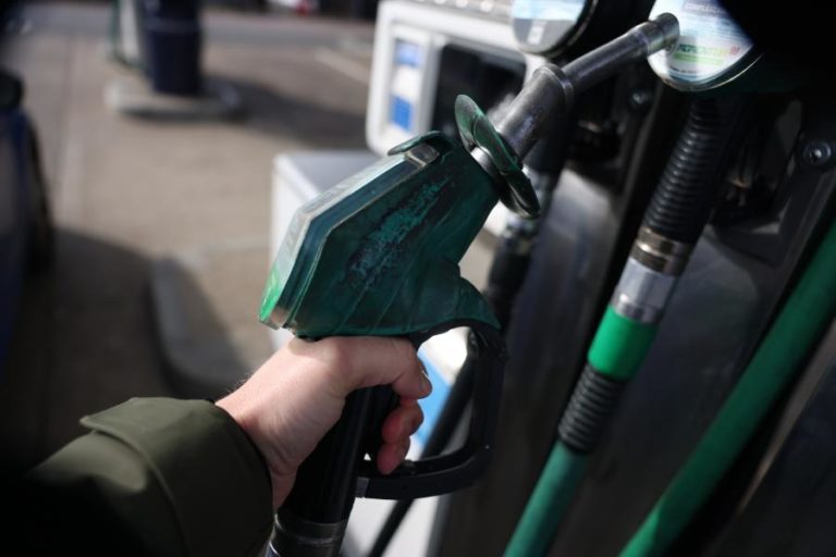 Cotação do Brent sobe acima de 100 dólares apesar do recurso a reservas