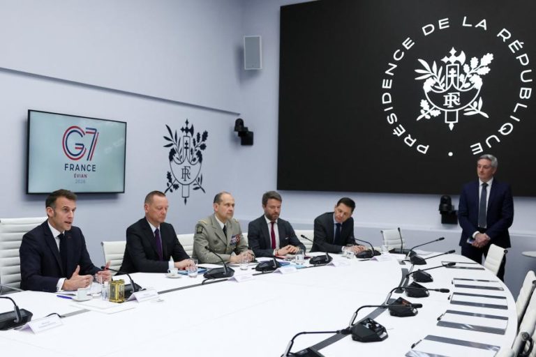 Macron alerta que capacidades militares de Teerão “não foram reduzidas a zero”