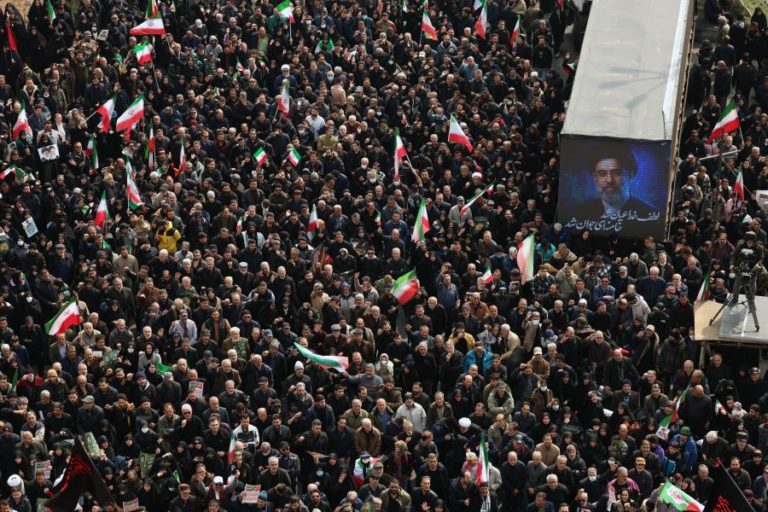 Funerais de responsáveis militares juntam milhares de pessoas em Teerão