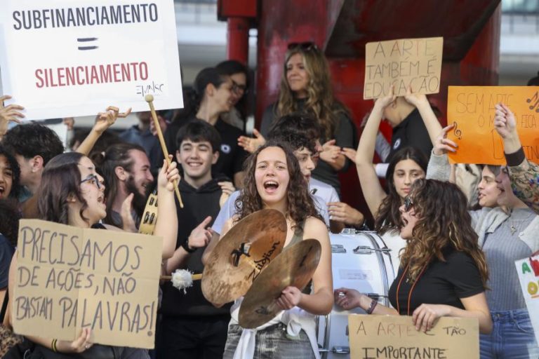 Centenas de alunos e professores do ensino artístico pedem mais apoios