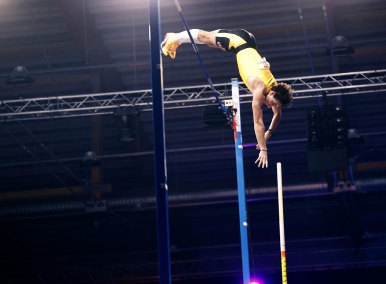 Armand Duplantis coloca em 6,31 metros o recorde do mundo do salto com vara