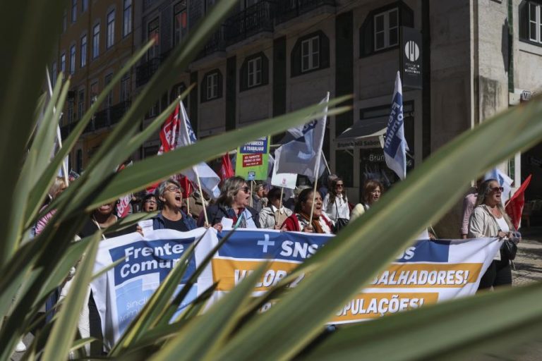 Cerca de 500 pessoas manifestam-se em Lisboa por aumentos no setor público