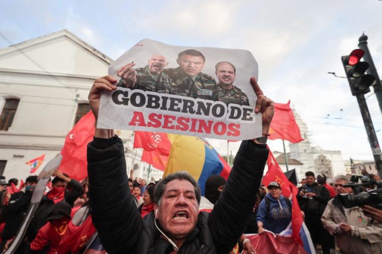 Centenas protestam no Equador contra medidas de flexibilização laboral