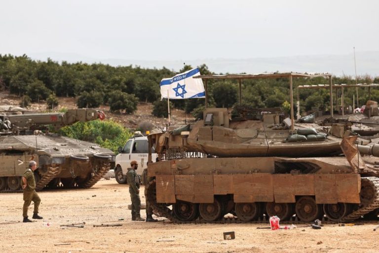 Israel ataca instalações militares sírias