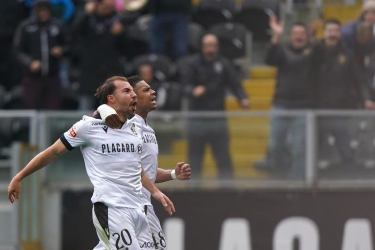 Vitória de Guimarães vê proibição de inscrever jogadores levantada pela FIFA