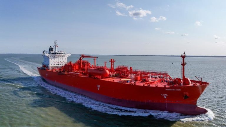 Teerão diz que Estreito de Ormuz permanece aberto apesar do ultimato de Trump