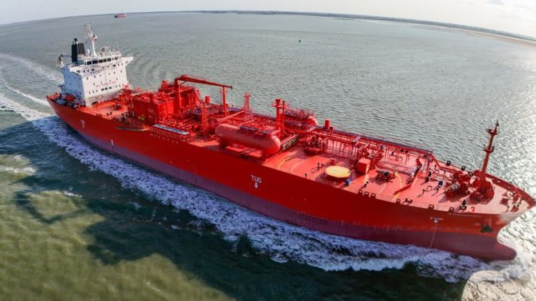 “Navios não hostis” autorizados por Teerão a passar Estreito de Ormuz – ONU