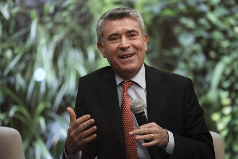 José Luís Carneiro leva mensagem de proximidade à comunidade lusa da Venezuela