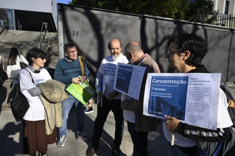Professores do ensino artístico na rua pelo fim da precariedade