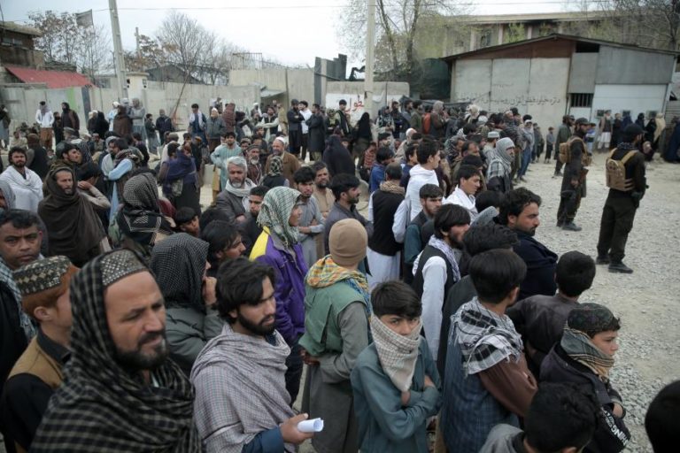 Cabul enfrenta regresso de milhares de refugiados sem saída entre duas guerras paralelas