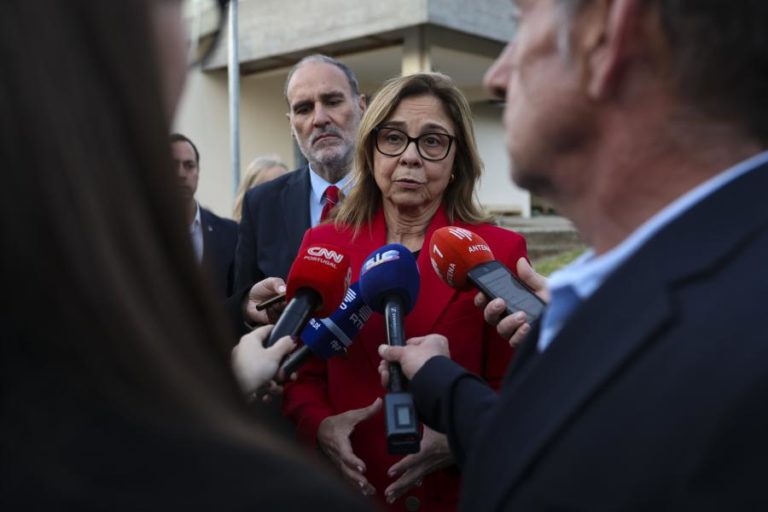 Ministra da Saúde admite revisão do caderno de encargos de transferência de competências