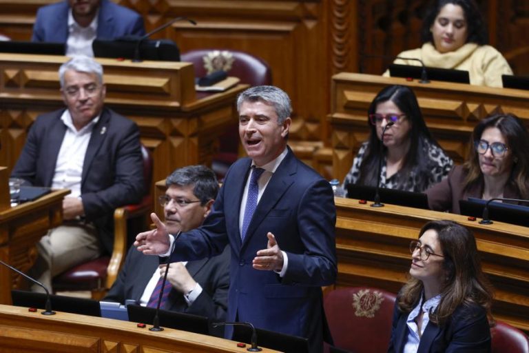 Carneiro diz que impostos e taxas sobre combustíveis são hoje superiores aos de abril de 2024