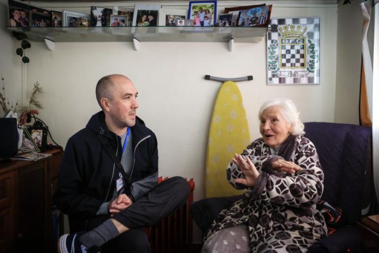 Voluntários passam tempo com idosos isolados na freguesia de Paranhos