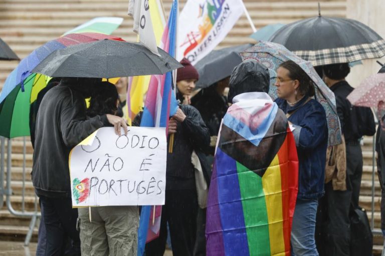 Associações denunciam “grave retrocesso” em leis de identidade de género e manifestam tristeza