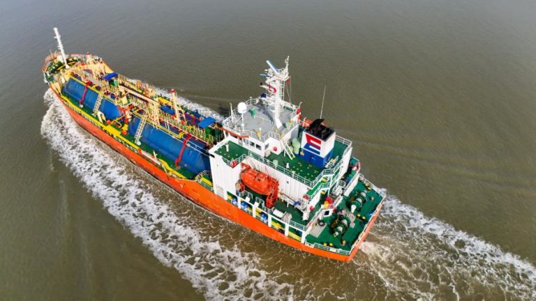 Bloqueio do Estreito de Ormuz limita trânsito de navios a 5% face aos períodos de paz