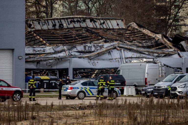 Polícia checa investiga provável ligação terrorista a incêndio em empresa de armamentos