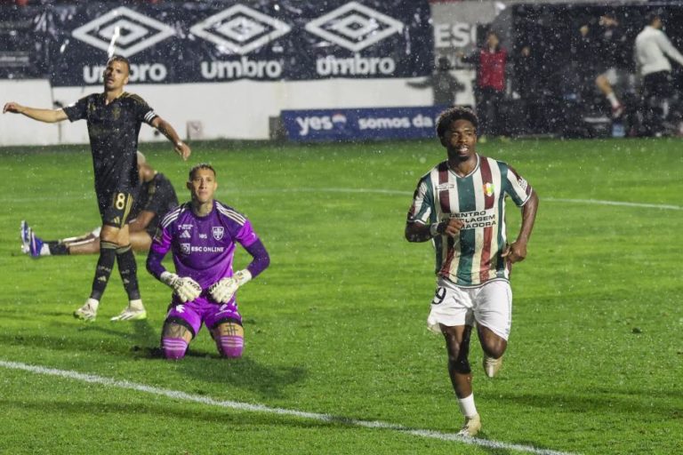 Estrela da Amadora goleia Casa Pia na abertura da 27.ª jornada