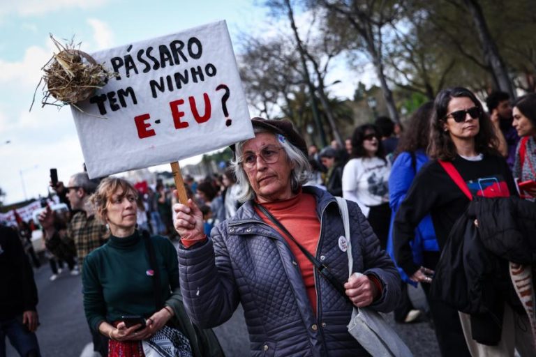 Centenas de pessoas em protesto em Lisboa pelo direito à habitação