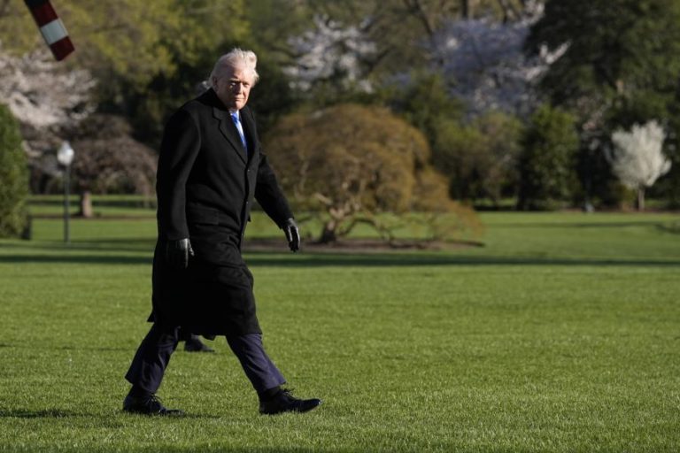 Trump afirma que liderança em Teerão nega negociações por medo 