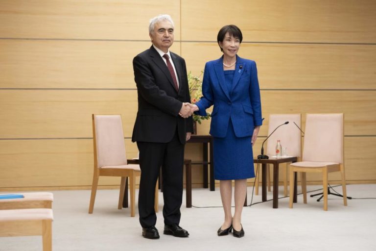 Japão começa a colocar no mercado reservas estatais de crude