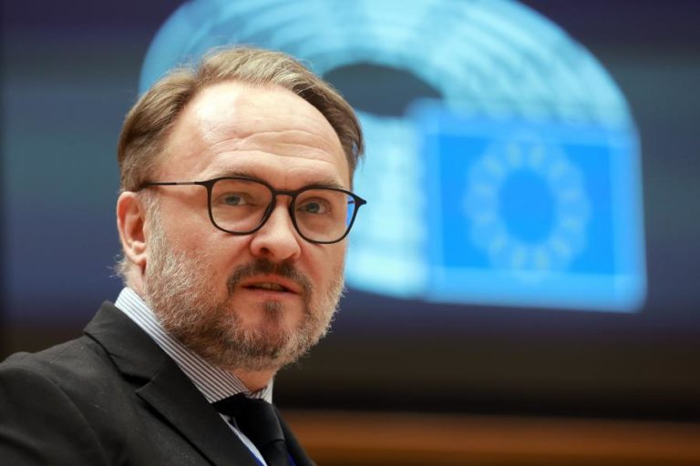 Bruxelas pede que países da UE apoiem consumidores e baixem impostos sobre a luz