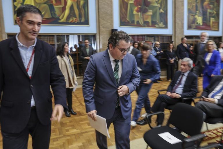 Sarmento admite “pequeno défice” em 2026 sem colocar em causa equilíbrio nas contas