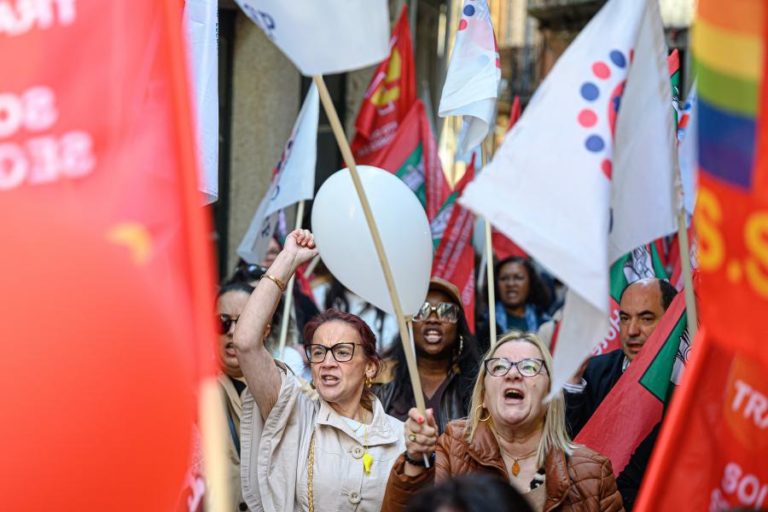 Trabalhadores das IPSS manifestaram-se no Porto para exigir retomar das negociações