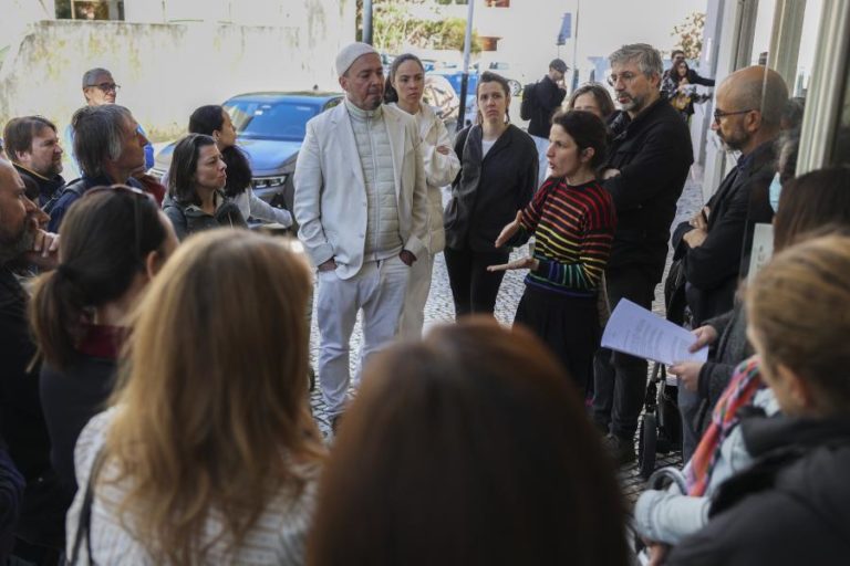 Pais protestam contra transferência de escola para outro agrupamento em Lisboa