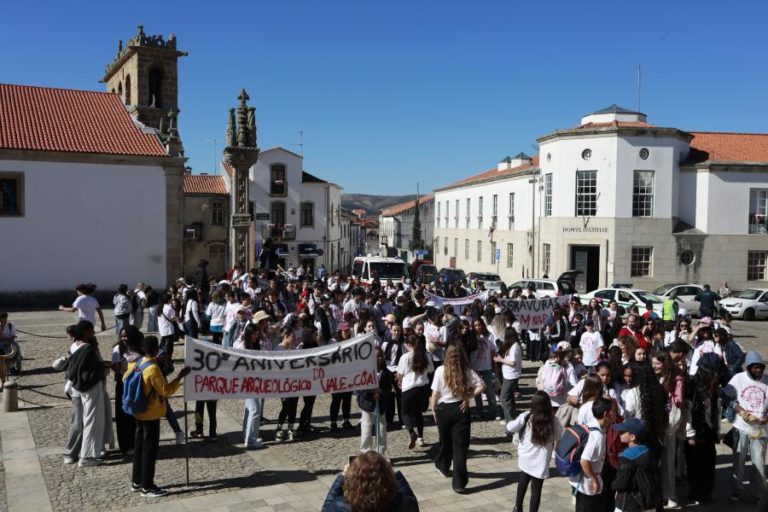 Recriação da luta pelas gravuras rupestres juntou alunos e professores de Foz Côa