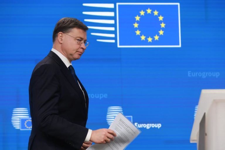 Bruxelas quer luz menos taxada do que combustíveis e alerta para apoios dados na UE