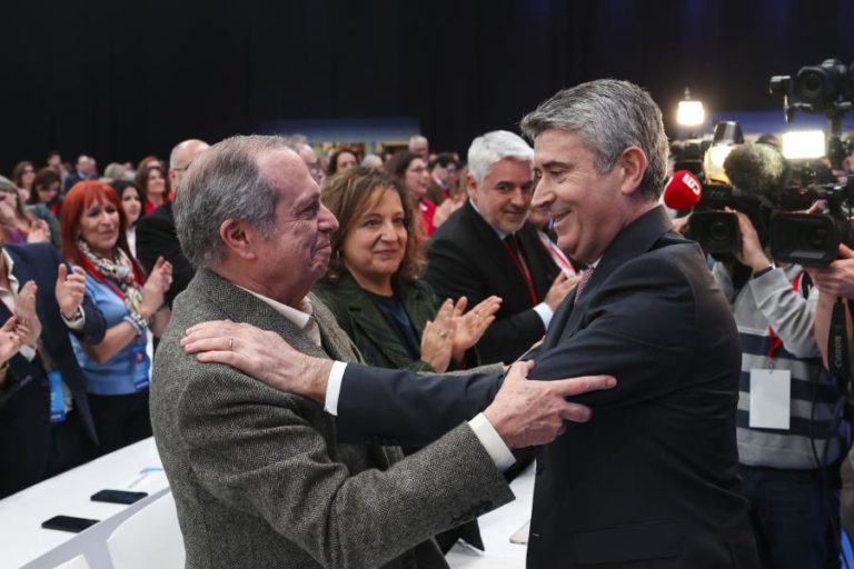 Carlos César reeleito presidente do partido com 89,9% dos votos