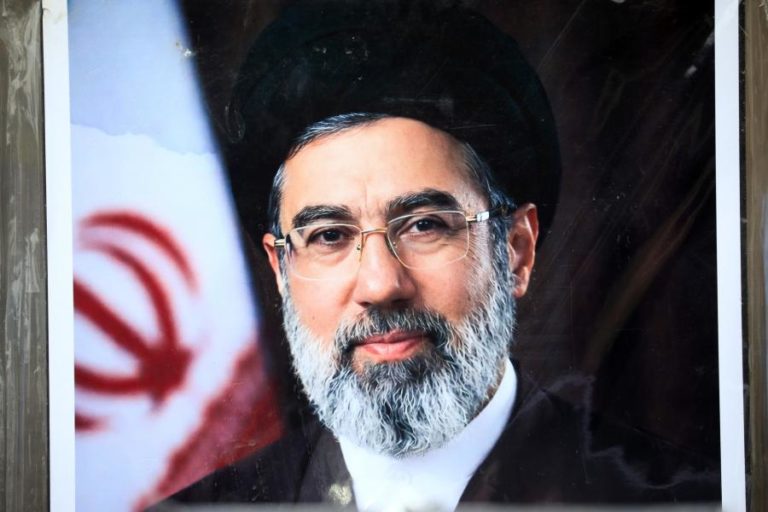 Embaixador iraniano em Roma diz que líder Mojatba Khamenei está vivo e governa