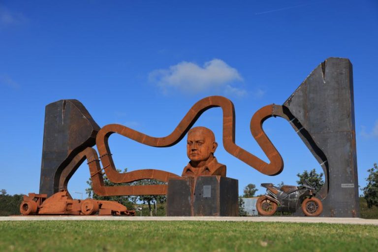 Escultura junto ao Autódromo Internacional do Algarve homenageia fundador