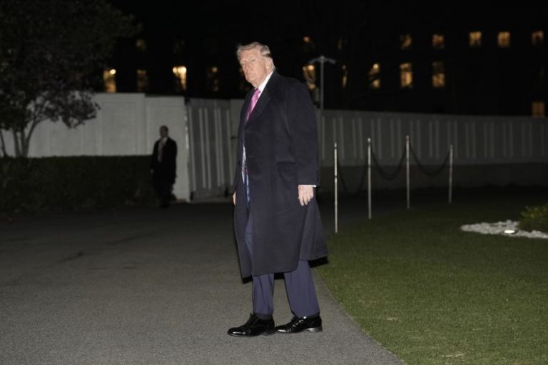 Trump diz que países sem petróleo têm de arranjar o próprio combustível