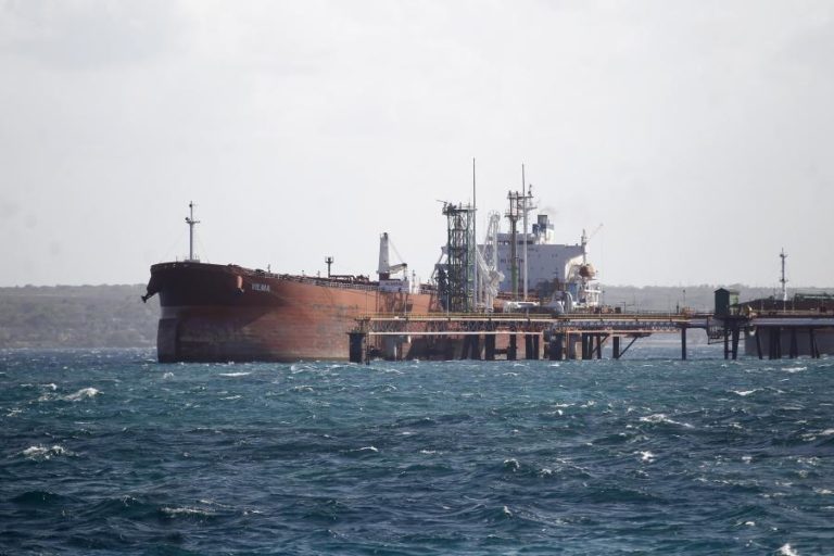 Petroleiro russo com 740 mil barris de crude atraca em Cuba