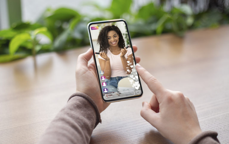 Estudo da U of T revela incentivo às doações pela rede social Tik-Tok