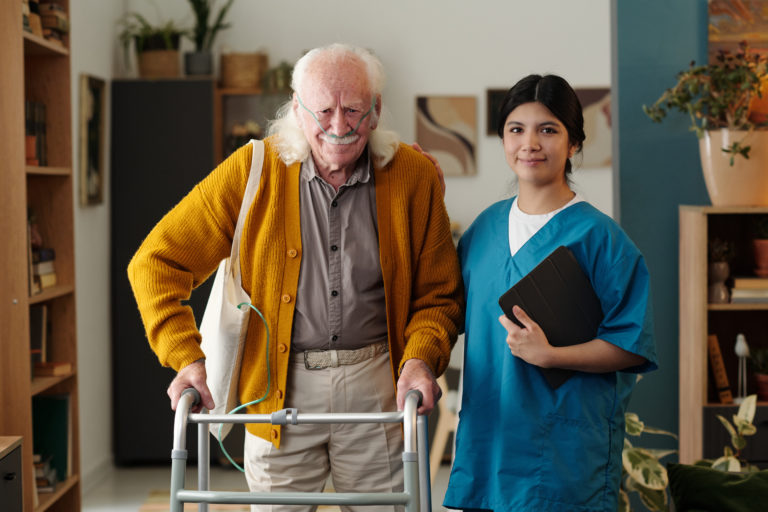 Governo de Ontário investe 26 milhões de dólares na formação de cuidadores