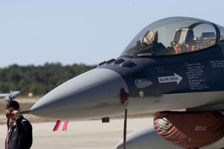 Caças F-16 da Roménia ativados após aviso de passagem de drones