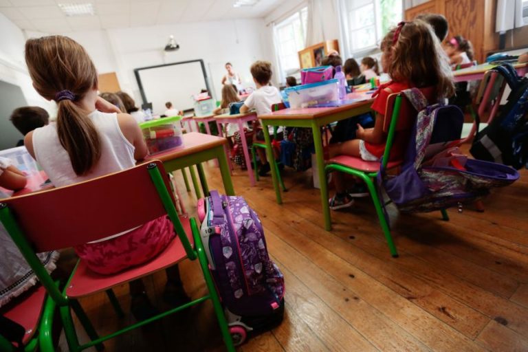 Oito mil professores trabalham a mais de 50 km de casa, muitos sem apoio à deslocação